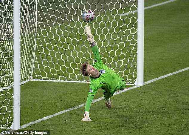 Englands Torhüter Jordan Pickford versucht, während des Schießens des Finales der UEFA Euro 2020 Championship zwischen Italien und England im Wembley-Stadion am 11. Juli 2021 einen Elfmeter zu retten