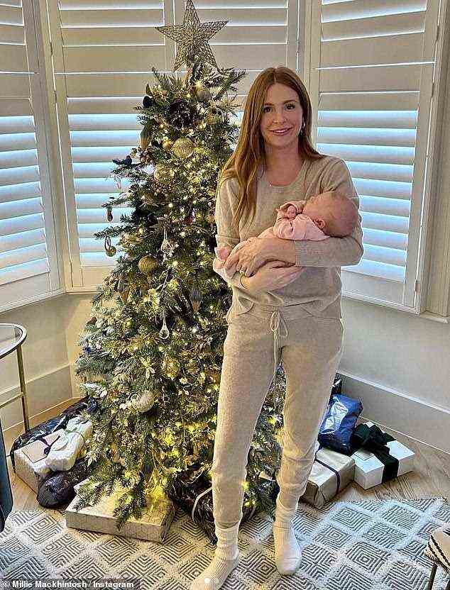 Weihnachtsstimmung: Am vergangenen Wochenende wiegte Millie ihre Tochter Aurelia in einem festlichen Instagram-Post vor dem Weihnachtsbaum