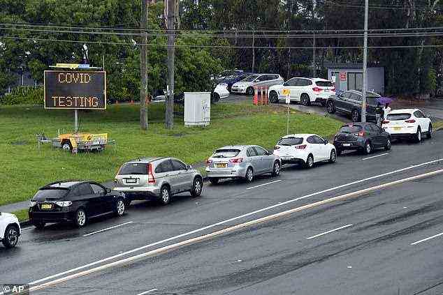 Im Bild: Autos stehen für Covid-Tests in Sydney an, während sich der Ausbruch von Omicron ausbreitet