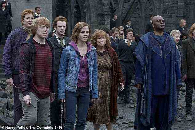 Rankin im Bild hinten, zweiter von links, trägt eine grüne Krawatte in den Harry-Potter-Filmen.  Die Schauspieler Rupert Grint, Emma Watson, Daniel Radcliffe und Eddie Redmayne, die in ihren Fantastic Beasts-Filmen die Hauptrolle spielen, haben die Autorin zuvor für ihre Bemerkungen kritisiert