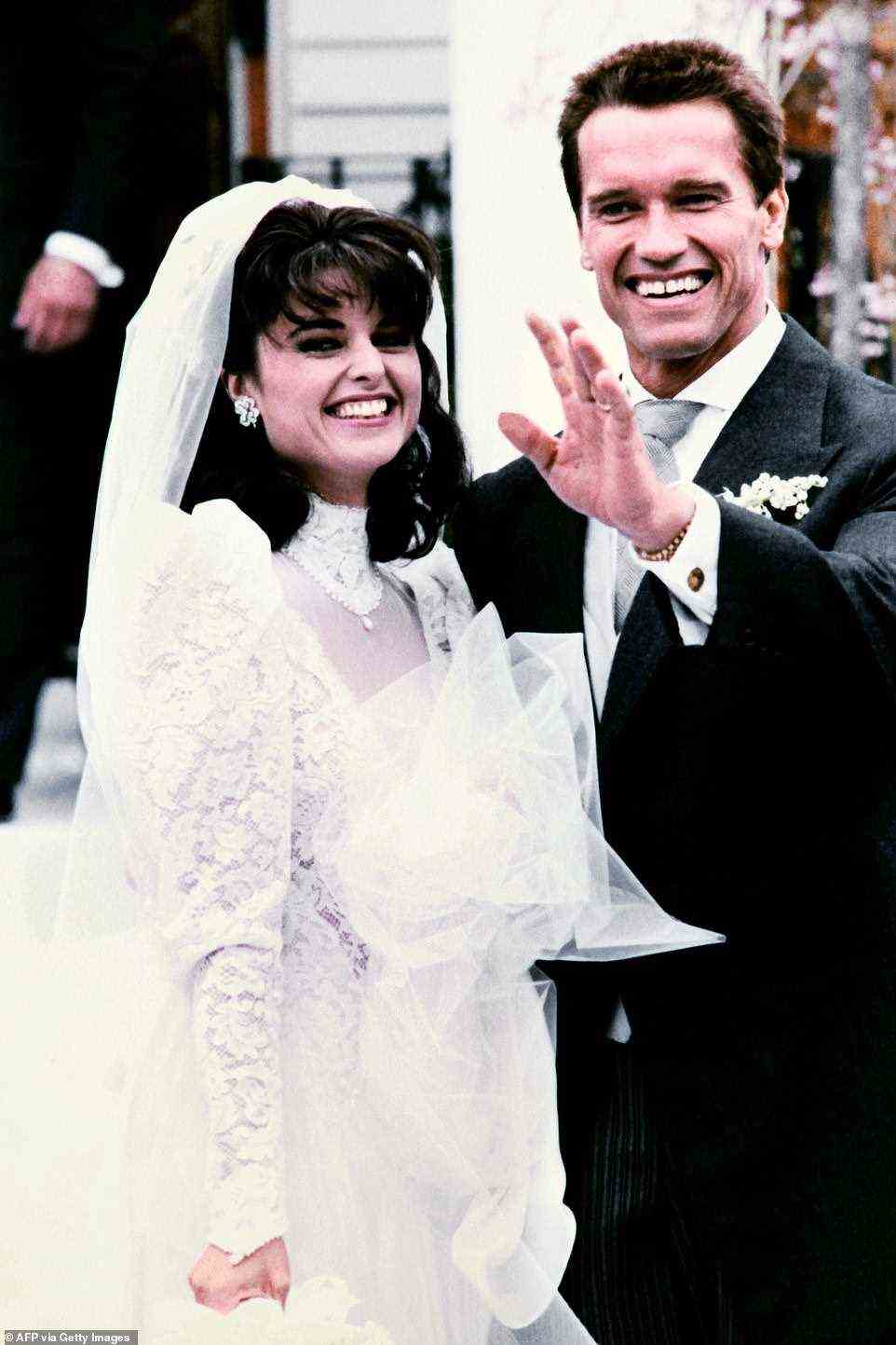 Rückweg: Das Paar ist bei seiner Hochzeit 1986 in der St. Francis Xavier Church in Hyannis, Massachusetts, zu sehen