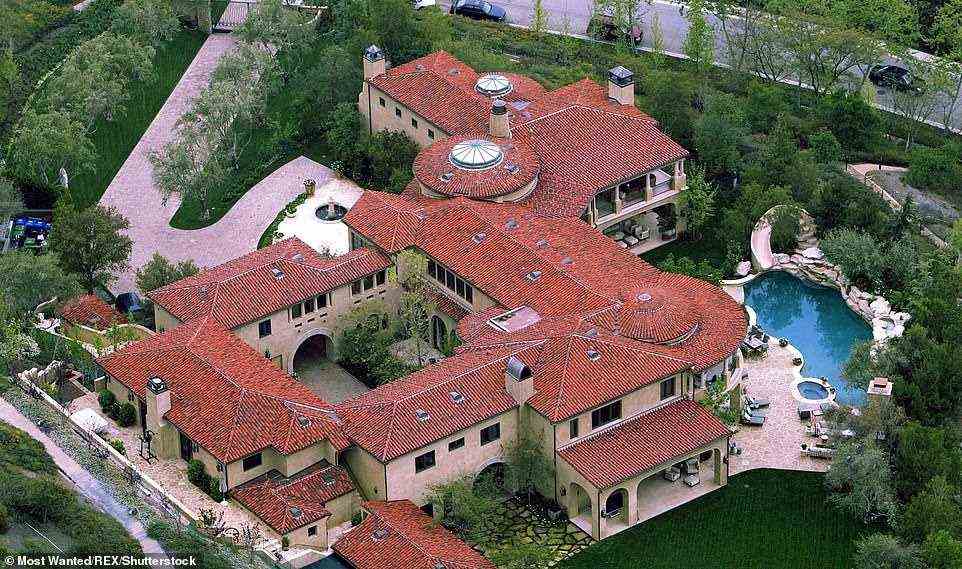 Wow: Arnolds Brentwood-Villa wird 2004 besichtigt. Das Paar soll seine Grundstücke gleichmäßig aufgeteilt haben