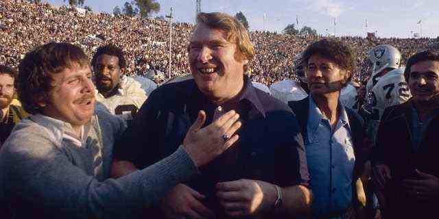 John Madden, Cheftrainer der Oakland Raiders, feiert nach dem Sieg der Raiders gegen die Minnesota Vikings im Super Bowl XI am 9. Januar 1977 im Rose Bowl in Pasadena, Kalifornien.  Die Raiders gewannen den Super Bowl mit 32:14.