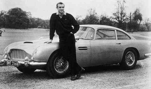 Sean Connery mit James Bonds Aston Martin