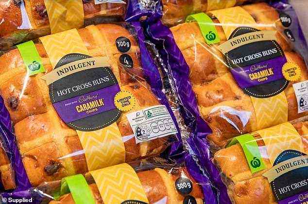 In Zusammenarbeit mit Cadbury werden die köstlichen Hot Cross Buns von Woolworths aus Caramilk-Schokoladenstückchen hergestellt und kosten nur 4,50 US-Dollar für eine Packung mit vier Stück