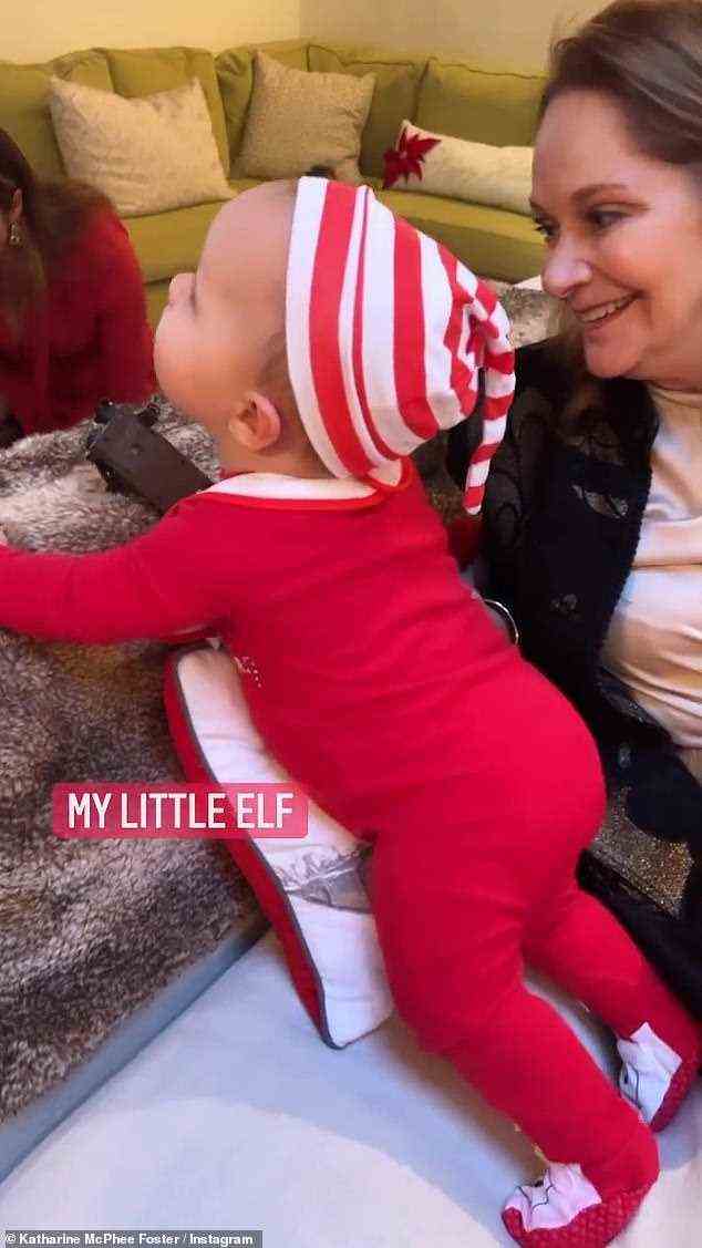 Babyfreude: Ihr kleines Baby wurde über Weihnachten in diesem roten Strampler 