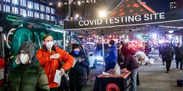 Menschen warten in der Lower East Side am Dienstag, den 21. Dezember 2021, in New York in der Schlange, um sich auf COVID testen zu lassen. 