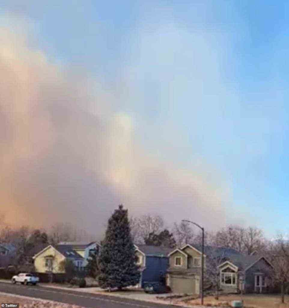 Die Bewohner von Superior und Louisville haben mit der Evakuierung begonnen.  Bürger von Boulder County wurden gewarnt, zu fliehen, wenn sie Flammen sehen