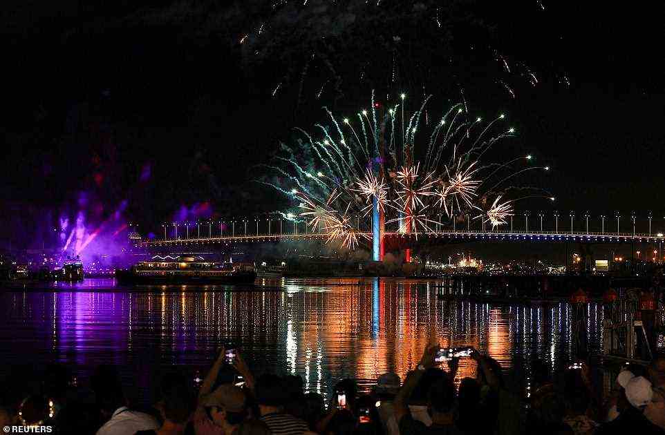 Thousands of Melburnians watched a spectacular fireworks display on the Yarra River a after a scorching day that reached 38 degrees