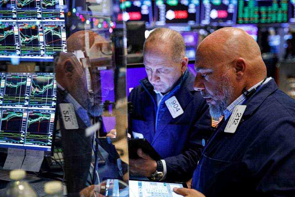 Händler arbeiten am 29. November 2021 auf dem Parkett der New York Stock Exchange (NYSE) in New York City, USA. REUTERS/Brendan McDermid