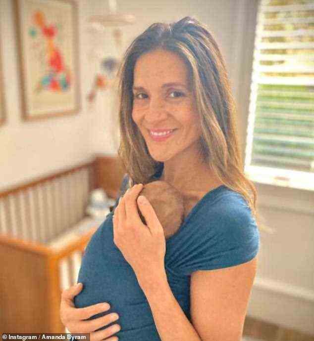 'Glückstränen vergießen!'  Amanda Byram hat ihren ersten Schnappschuss mit ihrem neugeborenen Sohn Phoenix geteilt, nachdem sie letzte Woche die Fans mit der Nachricht überrascht hatte, dass sie einen kleinen Jungen begrüßt hatte