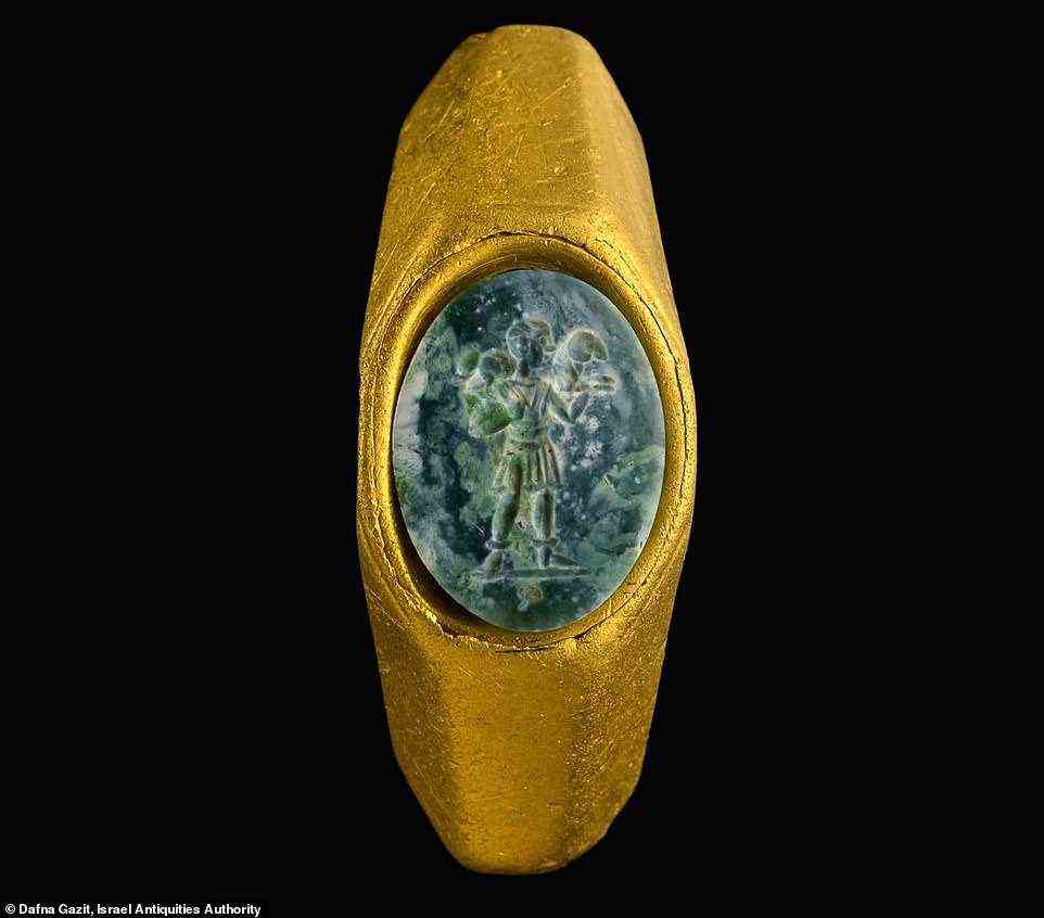 Ein goldener Ring mit seinem Edelstein, der ein Bild des jungen Jesus zeigt, der ein Lamm auf dem Rücken hält, eine Szene, die im Christentum als 