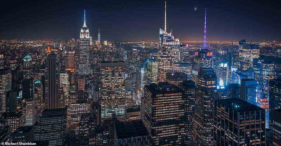 Der Fotograf Michael Shainblum hat ein atemberaubendes Zeitraffer-Video von New York gemacht – und MailOnline Travel freundlicherweise erlaubt, eine Handvoll der 50.000 Standbilder zu veröffentlichen, die für die Herstellung verwendet wurden (oben)