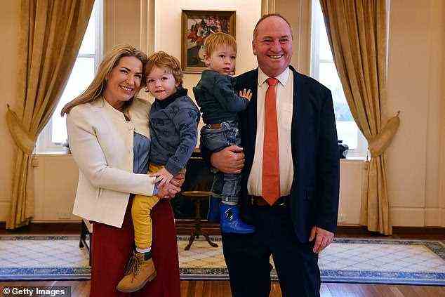 Der wiedergewählte Leader der Nationals Barnaby Joyce posiert für ein Foto mit Partnerin Vikki Campion und den Söhnen Sebastian und Thomas im Juni