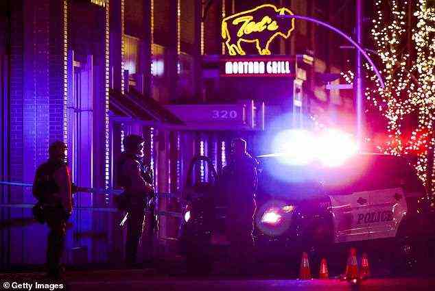 Bei einem Amoklauf, der sich am Montagabend über Colorado ausbreitete, wurden fünf Menschen getötet und drei verletzt, darunter ein Polizist
