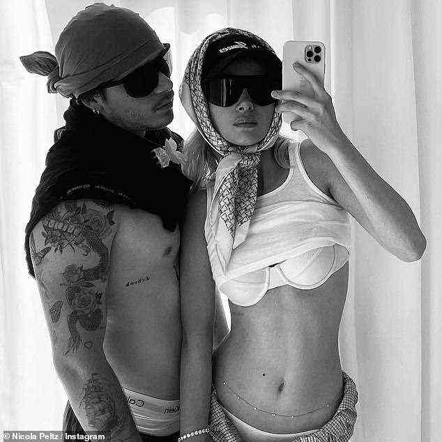 Lustig: Brooklyn Beckham, 22, und Verlobte Nicola Peltz, 26, zeigten weiterhin ihre unsterbliche Liebe, als sie am Freitag in einem albernen Instagram-Schnappschuss herumsprangen