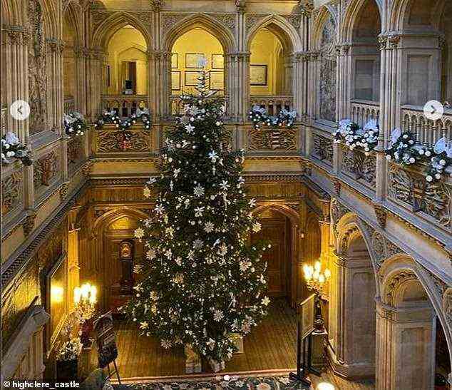Spektakuläre Weihnachtsdekoration in Highclere Castle: Lady Fiona gab bekannt, dass sie glaubte, ihr Weihnachtsbaum sei sogar höher als der berühmte 6,50 Meter hohe Baum von Windsor Castle