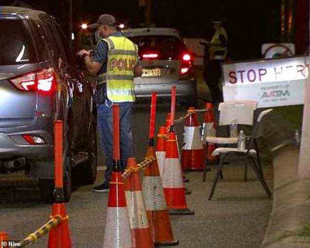 Hunderte von Fahrern standen über Nacht an der Grenze zwischen NSW und QLD, um am Montag um 1 Uhr morgens als erste in den Sunshine State zu fahren