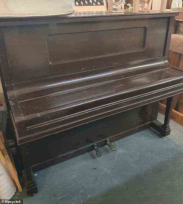 DIY-Profi Julie, vermutlich aus Großbritannien, hat ein altes Klavier upcycled und in eine Hausbar verwandelt