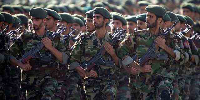 22. September 2007: Mitglieder der iranischen Revolutionsgarden marschieren während einer Militärparade zum Gedenken an den Iran-Irak-Krieg 1980-88 in Teheran.