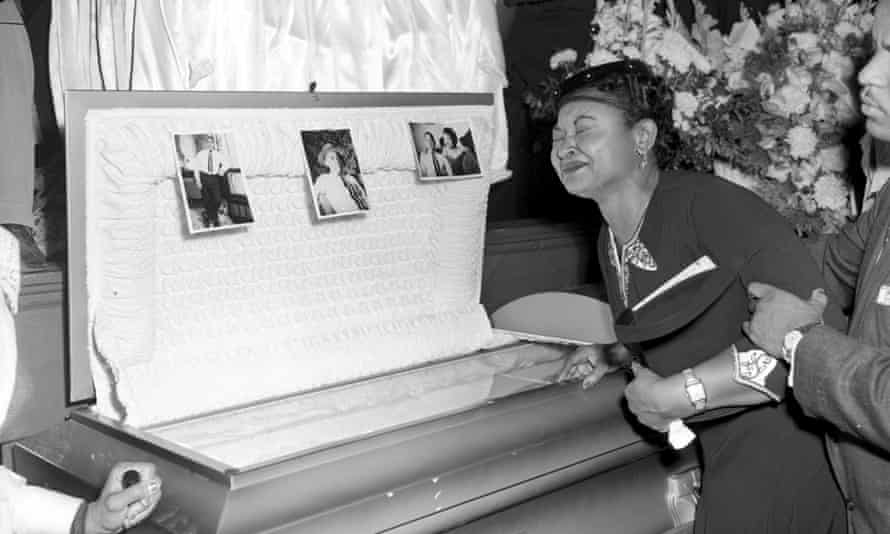Mamie Till Mobley weint bei der Beerdigung ihres Sohnes Emmett Till im Jahr 1955
