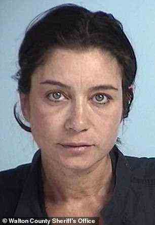 Patricia Cornwall (abgebildet in einem Fahndungsfoto im November für ein DUI) wurde festgenommen, weil sie einen 80-jährigen Passagier auf einem Flug angegriffen hatte