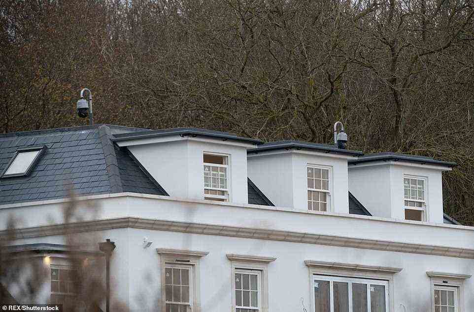 Beeindruckend: In den letzten Wochen wurde in Mark Wright und Michelle Keegans 3,5 Millionen Pfund teurem Herrenhaus in Essex gebaut, und das Paar installierte CCTV-Sicherheit (auf dem Dach abgebildet) auf dem Grundstück