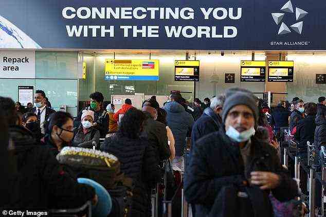 Whitehall hat neue Beschränkungen angekündigt, darunter eine Verpflichtung für Passagiere, die aus dem Ausland zurückkehren, sich zu Hause zu isolieren, bis das Ergebnis eines PCR-Tests an Tag 2 vorliegt. Im Bild: Ankunft am Flughafen Gatwick im Februar Im Bild: Reisende am Terminal 2 des Flughafens London Heathrow am 28. November