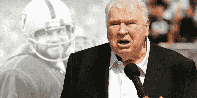 Der ehemalige Cheftrainer der Oakland Raiders, John Madden, spricht über den ehemaligen Quarterback Ken Stabler, der hinten abgebildet ist, bei einer Zeremonie zu Ehren von Stabler während der Halbzeit eines NFL-Football-Spiels zwischen den Raiders und den Cincinnati Bengals in Oakland, Kalifornien, am 13. September 2015.