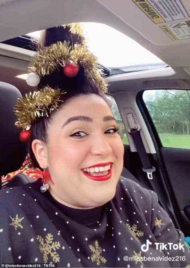 Eine Mathelehrerin aus Texas hat sich diesen Monat so richtig in die Ferienwoche ihrer Schule eingelassen und ihr Haar zu einem riesigen Weihnachtsbaum gestylt, bevor sie eines Morgens zur Arbeit ging