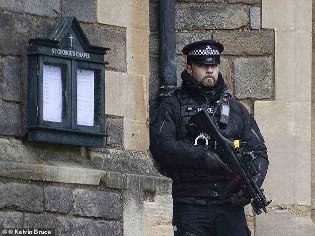 Scotland Yard sagte, Detektive untersuchten das Filmmaterial, das vor dem Vorfall am Weihnachtstag im Haus der Königin in Berkshire in den sozialen Medien veröffentlicht wurde