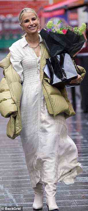 Chic: Vogue Williams, 36, machte eine typisch schicke Figur, als sie Heart FM am Sonntag mit einem frischen Blumenstrauß verließ