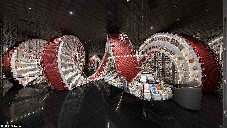 Das prägende Merkmal des neu eröffneten Zhongshuge-Buchladens in der Stadt Shenzhen, China, ist eine riesige Wendeltreppe, die sich um den Laden windet