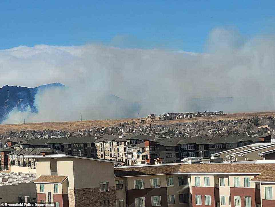 Zwei Waldbrände wurden heute Morgen in der Nähe von Boulder, Colorado, entzündet, nachdem starke Winde in der Gegend Stromleitungen und explodierende Transformatoren verursacht hatten