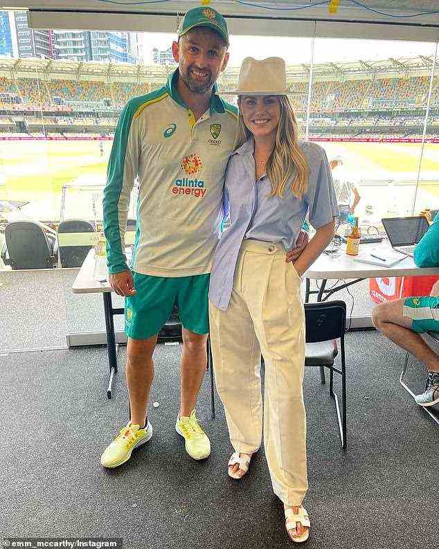 Meilenstein: Emma McCarthy gratulierte ihrem Kricketspieler-Verlobten Nathan Lyon zu seinem 400. Test-Wicket beim ersten Ashes-Test
