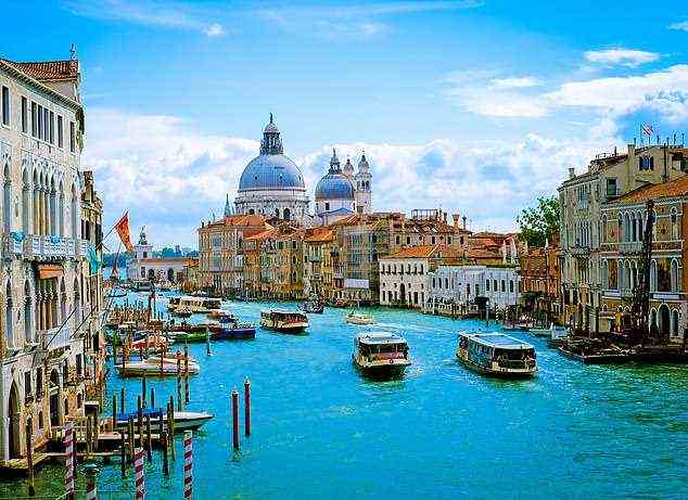 Erleben Sie Venedigs romantische Kanäle.  Abgebildet sind Wasserbusse auf dem berühmten Canal Grande