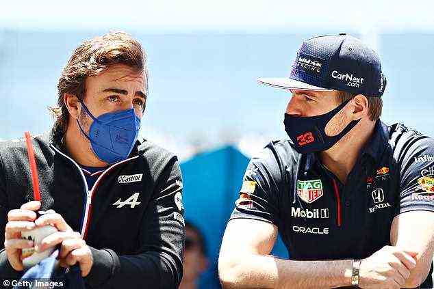 Max Verstappen (rechts) behauptet, dass er Fernando Alonso (links) gerne wieder an der Spitze des F1-Rasters sehen würde