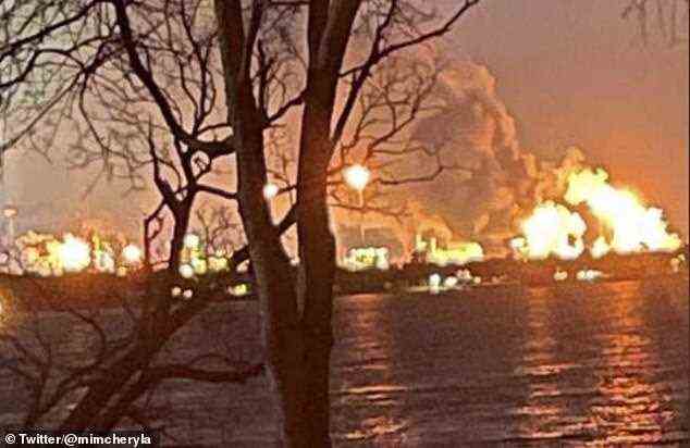In einer Ölraffinerie von Exxon Mobil in Baytown in der Nähe von Houston, Texas, ist ein massives Feuer ausgebrochen, kurz nachdem Einheimische eine „Explosion“ gemeldet hatten, die „Häuser erschütterte“.