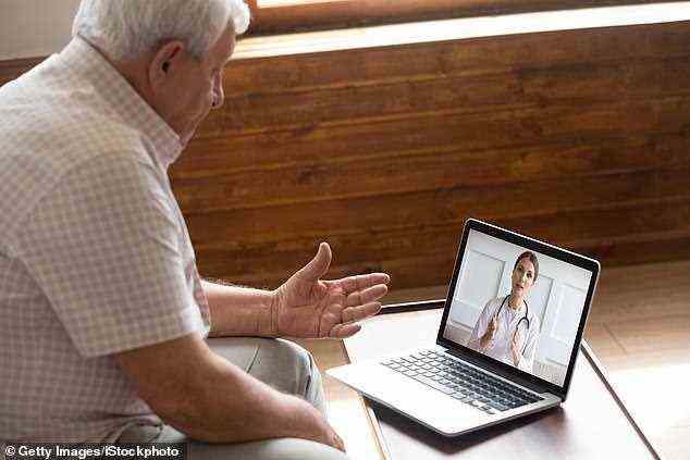 Ein Archivbild eines älteren Patienten, der per Videoanruf mit einem Arzt spricht.  Remote-Konsultationen – sowohl Telefon- als auch Videoanrufe – wurden während der Pandemie schnell eingeführt, um die Ausbreitung von Covid . einzudämmen