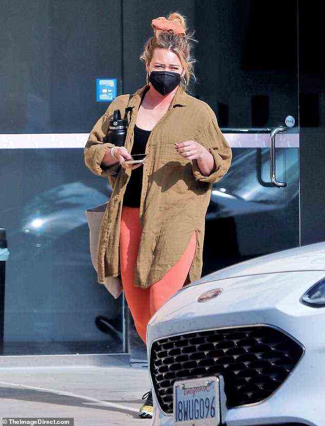 Besorgungen mit Stil erledigen!  Hilary Duff trat am Mittwoch in Los Angeles auf und trug lachsfarbene Leggings und ein strukturiertes Haargummi in der gleichen Farbe