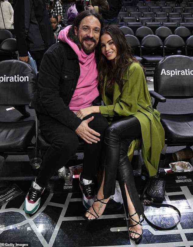 Gemütlich: Jenna Dewan sah mit ihrem Verlobten Steve Kazee verliebt aus, als sie am Montag ein Basketballspiel in Los Angeles besuchten