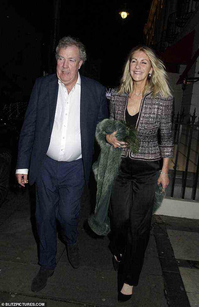 Aussteigen: Jeremy Clarkson und seine Freundin Lisa Hogan zeigten sich in Hochstimmung, als sie am Mittwochabend mit Freunden in London zum Abendessen ausgingen