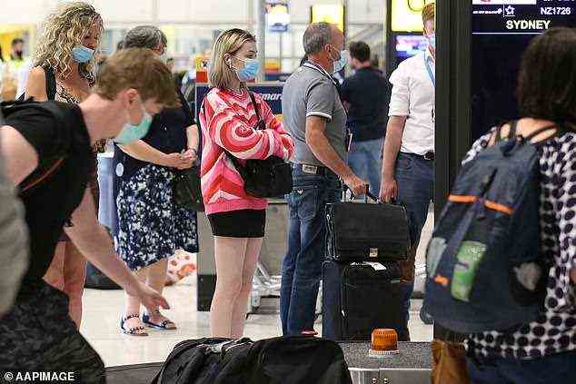 Queensland hat zwei Fälle der Omicron Covid-19-Variante registriert, aber die Gesundheitsbehörden sagen, dass es Unterschiede gibt (abgebildete Reisende am Flughafen Brisbane).
