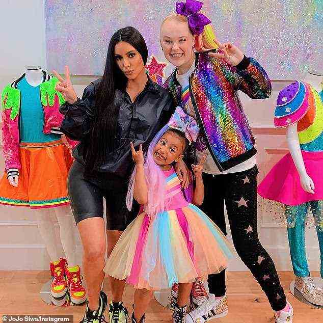 Das Teenie-Phänomen JoJo Siwa hat sich im Jahr vom Nickelodeon-Liebling zu einem echten Star im Wert von geschätzten 20 Millionen US-Dollar entwickelt (im Bild mit Kim Kardashian und ihrer Tochter North).