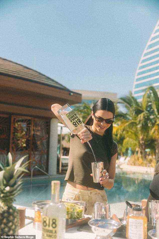 Erfrischungen am Pool: Als Teil von Kendall Jenners Wirbelwind 818-Pressetour servierte sie einige Margaritas am Pool im Seminole Hard Rock Hotel & Casino