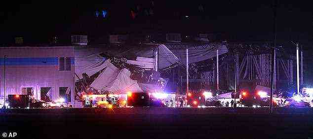 Das Amazon-Lagerhaus in Edwardsville, Illinois, wurde am Freitagabend mit abgerissenem Dach abgebildet, nachdem ein Tornado durch die Gegend fegte