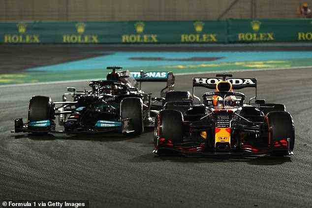 Max Verstappen überholte Lewis Hamilton in der letzten Runde und holte sich die Fahrermeisterschaft