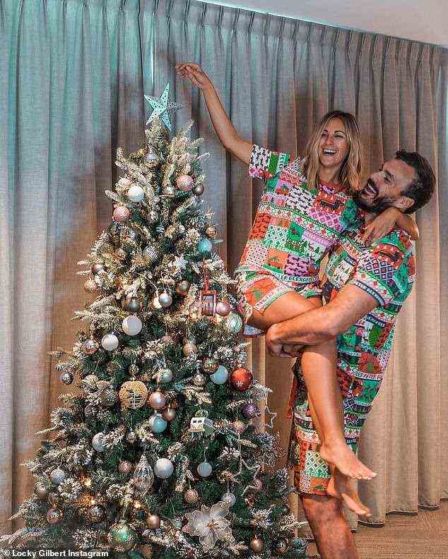 Das ist Liebe!  Locky Gilbert und Irena Srbinovska vom Bachelor trugen passende Weihnachtspyjamas, als sie diese Woche ihren Baum in ihrem Haus in Perth schmückten