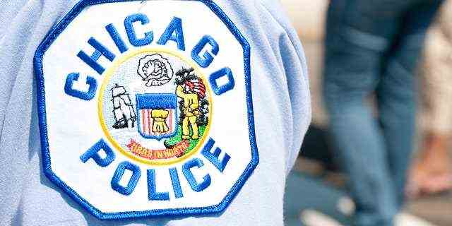 Сhicago, USA - 11. Juli 2012: Chicago Police Patch auf dem Arm eines Offiziers im Taste of Chicago.