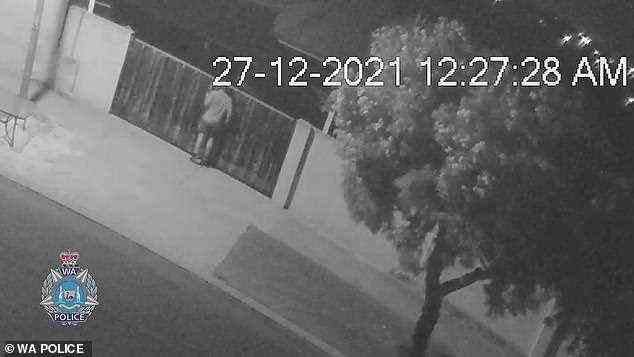 Die Polizei von WA hat CCTV-Aufnahmen (im Bild) eines Mannes veröffentlicht, der in der Nähe eines Ellenbrook-Hauses über einen Zaun springt, in dem am Sonntagabend ein siebenjähriges Mädchen sexuell missbraucht wurde